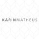 Texto "KARIN MATHEUS" sobre padrão geométrico de losangos em fundo branco.
