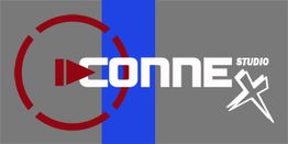 Logo mit Text "Conne Studio", Kreis und X-Design, auf grauem Hintergrund mit blauem Streifen.