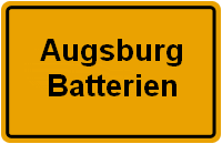 Ortsschild mit der Aufschrift „Augsburg Batterien“ auf gelbem Hintergrund.