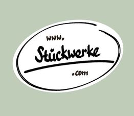 Ovaler Aufkleber mit der Aufschrift „www. Stückwerke .com“ auf grünem Hintergrund.