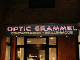 Leuchtreklame von Optic Grammel, bietet Kontaktlinsen und Brillenmode an.
