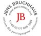 Kreislogo mit "JB" in Rot und Kontaktinfos von Jens Bruchhaus Fotostudio in München.