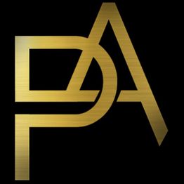 Goldenes Logo mit den Buchstaben D und A auf schwarzem Hintergrund.