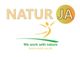 Logo mit Text "NATUR JA", stilisierter Mensch, Slogan "We work with nature". Website unten genannt.