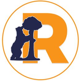 Letra "R" con un oso azul y un árbol sobre fondo blanco, todo dentro de un círculo naranja.