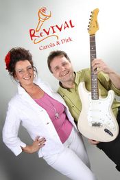 Personen posieren fröhlich mit einer Gitarre, Text "Revival".