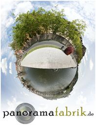 Kleiner Planet-Effekt: Eine parkartige Szene mit Bäumen und Wasser, Logo „panoramafabrik.de“ darunter.
