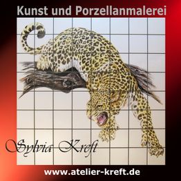 Eine Kachelmalerei mit einem Leoparden auf einem Ast, von Sylvia Kreft, Atelier Kreft.