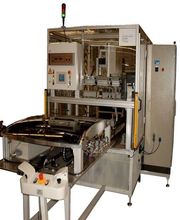 Industrieanlage mit Bedienschalter und Sicherheitshinweisen in einer Produktionsumgebung.