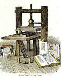 Prima pressa da stampa con libri aperti intorno, su un pavimento di legno.