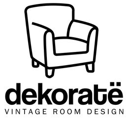 Logo con dibujo de sillón y texto: "dekoratë, vintage room design".
