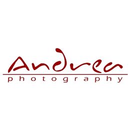 Schriftzug "Andrea photography" in roter Farbe, stilisiert und unterstrichen.