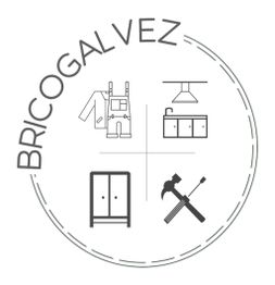 Logotipo circular de Bricogalvez con imágenes de herramientas, cocina, armario y mono de trabajo.