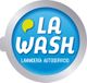 Logo de La Wash, lavandería autoservicio en un círculo azul con detalles plateados y amarillos.