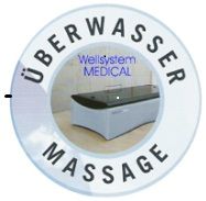 Rundes Logo mit Text "Überwasser Massage" und einem Bild eines Wassermassageliege "Wellsystem".