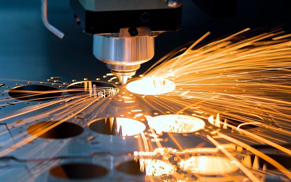 CNC Fräsmaschine und Laser schneiden Blechteile in der Industrie aus einer Blechplatte.
