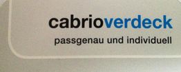 Text: "cabrioverdeck - passgenau und individuell" in Schwarz und Blau auf grauem Hintergrund.