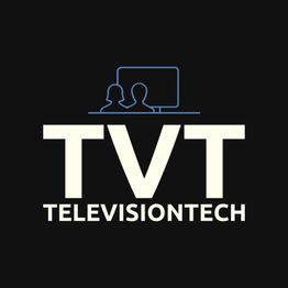 Logo mit TVT, TelevisionTech in Weiß auf Schwarz, blaue Silhouetten vor einem Bildschirm.