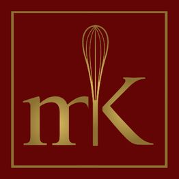 Goldenes "mk"-Logo mit Schneebesen-Design auf rotem Hintergrund.