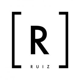 Schwarzes "R" in rechteckigen Klammern, darunter der Name "RUIZ" auf weißem Hintergrund.