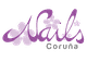 "Logo violeta de 'Nails Coruña' con flores estilizadas."