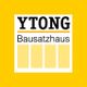 Gelbes Logo mit schwarzer Schrift "YTONG Bausatzhaus" über gelben Rechtecken.