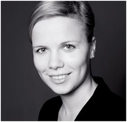 Portrait einer lächelnden Frau mit kurzem Haar in Schwarz-Weiß.