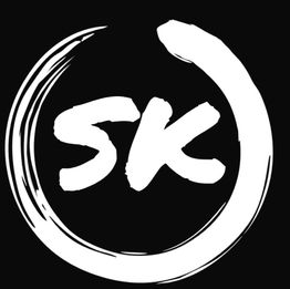 Logo noir et blanc avec "SK" entouré d'un cercle peint.