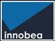 Logo mit blauem und schwarzem Dreieck, darunter der weiße Schriftzug "innobea".