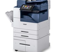 Stampante multifunzione bianca e blu con schermo touchscreen, vassoio carta e più cassetti.