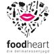 Herz aus Küchenutensilien mit pinken Lippen, Text: "foodheart die delikatessenjagd".