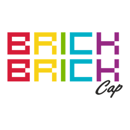 Bunte „BRICK“ Schriftzüge mit Spiegelung und dem Wort „Cap“ in schwarzer Handschrift.