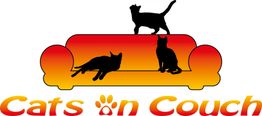 Drei schwarze Katzen auf rotem Sofa, Text: "Cats on Couch" mit Pfotenabdruck als Apostroph.