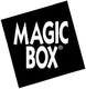 Schwarzes Quadrat mit weißem Text "MAGIC BOX", leicht gedreht.
