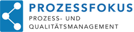 Logo mit blauem Symbol und dem Wort "PROZESSFOKUS" daneben.