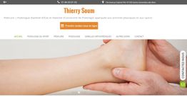 Main tenant un pied pour une consultation en podologie sur un site web de Thierry Soum.