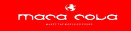 Rotes Logo mit weißem Text "maca cola" und Slogan "makes the world go round", oben Weltkugel-Symbol.