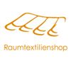 Logo: Vier goldene Haken mit Text "Raumtextilienshop" darunter auf weißem Hintergrund.