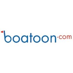 Logo mit blauem Text "boatoon" und rotem Punkt, gefolgt von "com".