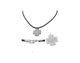 Schmuckset mit schwarzem Band und Kreuzanhängern aus Metall.