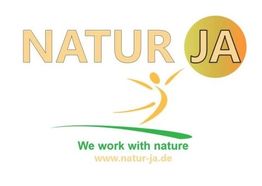 Logo mit Text "NATUR JA", stilisierter Mensch, Slogan "We work with nature". Website unten genannt.