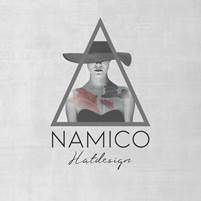 Logo mit Dreieck, Frau mit Hut und Schriftzug "NAMICO Hatdesign" auf grauem Hintergrund.