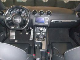 Armaturenbrett eines Audi mit Lederlenkrad, Schalthebel und Navigationsbildschirm.