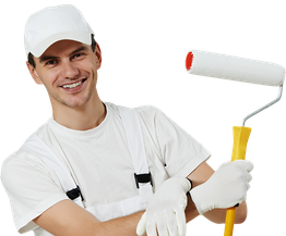 Hombre con ropa de pintor sonriendo y sosteniendo un rodillo de pintura.