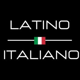 Text "Latino Italiano" auf schwarzem Hintergrund, geteilt durch eine kleine italienische Flagge.