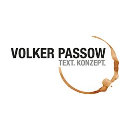 Schwarzer Text "VOLKER PASSOW TEXT. KONZEPT." mit einem braunen Kaffeefleck daneben.
