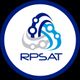 Logotipo de RPSAT con diseño abstracto en azul y blanco, rodeado de un círculo azul.