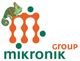 Ein grünes Chamäleon auf dem orangen Logo der Mikronik Group mit grünen Punkten.