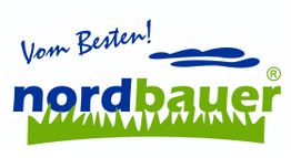 Logo mit Schriftzug "Vom Besten! nordbauer", darunter grüne Gras-Silhouette und blaues Wellenmotiv.