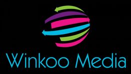 Logo mit bunten Pfeilen und Text "Winkoo Media" auf schwarzem Hintergrund.